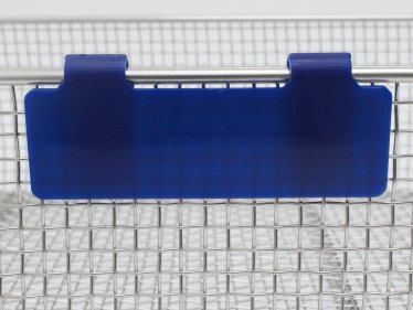 Zawieszka syntetyczna 90x30 mm z 2 klipsami, do tac i koszy