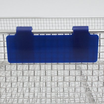 Zawieszka syntetyczna 90x30 mm z 2 klipsami, do tac i koszy